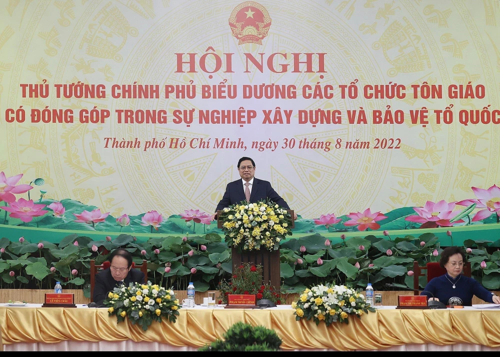 Thủ tướng Phạm Minh Chính biểu dương các chức sắc và đại diện các tổ chức tôn giáo. (Ảnh: Dương Giang/TTXVN)