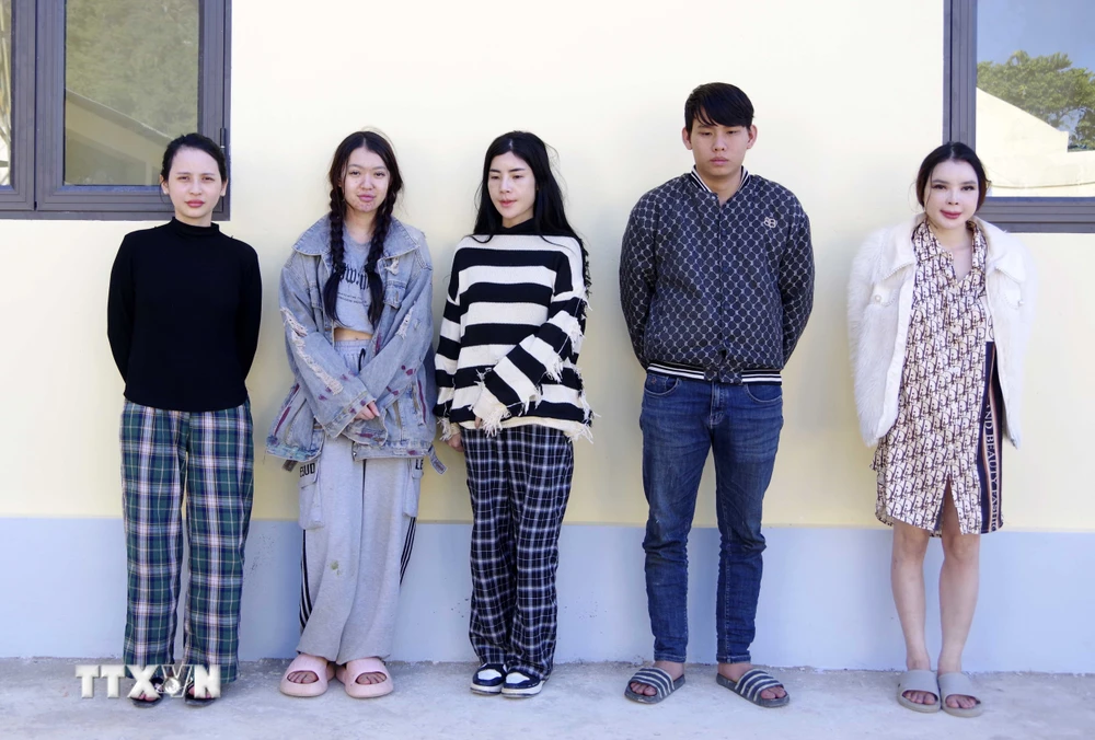 Các đối tượng (từ phải qua trái) Nơ, Danh, Trang, Linh, Hoa bị lực lượng chức năng bắt giữ khi đang nhập cảnh trái phép từ Lào về Việt Nam. (Ảnh: TTXVN phát)