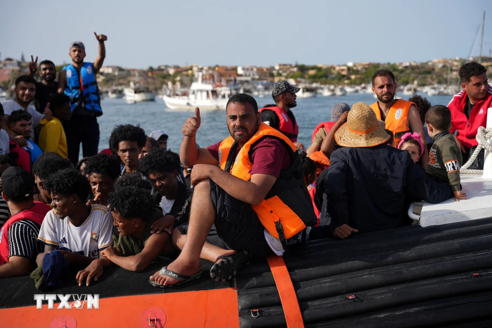 Hình ảnh người di cư tới đảo Lampedusa, Italy, sau khi được giải cứu, ngày 18/9/2023. (Ảnh: AFP/TTXVN)