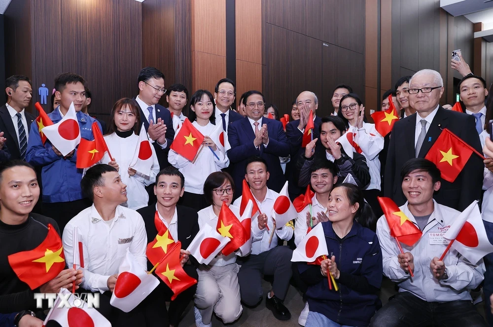 Thủ tướng Phạm Minh Ch&iacute;nh với người lao động Việt Nam đang l&agrave;m việc tại Nhật Bản. (Ảnh: Dương Giang/TTXVN)