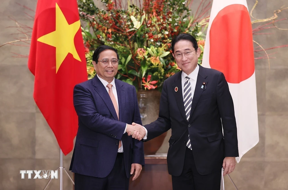 Thủ tướng Phạm Minh Ch&iacute;nh với Thủ tướng Nhật Bản Kishida Fumio. (Ảnh: Dương Giang/TTXVN)