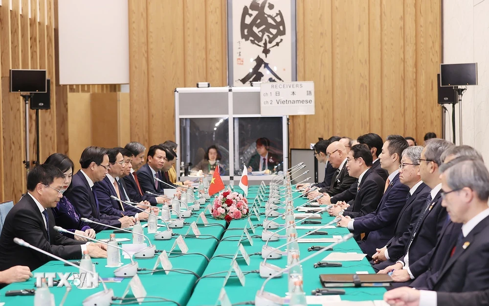 Thủ tướng Phạm Minh Ch&iacute;nh hội đ&agrave;m với Thủ tướng Nhật Bản Kishida Fumio. (Ảnh: Dương Giang/TTXVN)