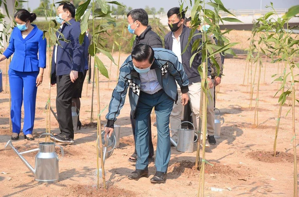Bộ trưởng Trần Hồng Hà tham dự lễ phát động“Tết trồng cây đời đời nhớ ơn Bác Hồ” Xuân Tân Sửu 2021 và hưởng ứng Chương trình trồng 1 tỷ cây xanh giai đoạn 2021-2025 tại thành phố Hà Nội. (Ảnh: KT/Vietnam+)