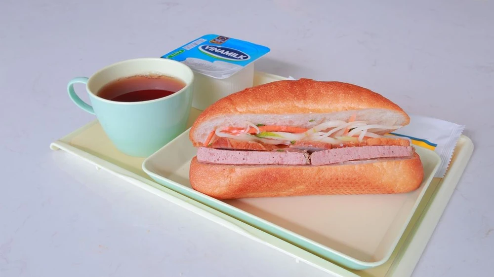 Bánh mỳ Việt Nam sẽ được Vietnam Airlines phục vụ cho hành khách hạng Phổ thông trên đường bay nội địa ngắn từ ngày 1/9. (Ảnh: CTV/Vietnam+)