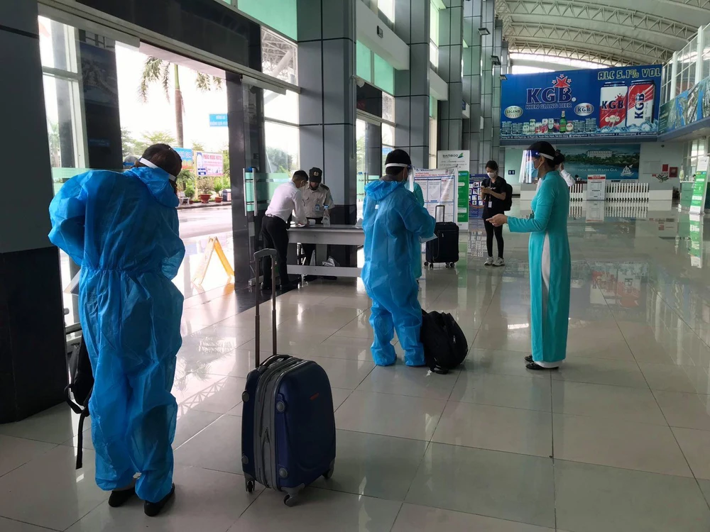 Những hành khách đầu tiên trên chuyến bay nội địa được mở lại giữa Thành phố Hồ Chí Minh và Rạch Giá. (Ảnh: CTV/Vietnam+)