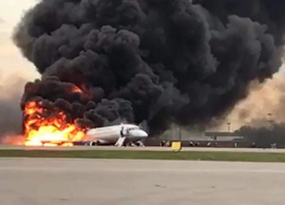 Máy bay chở khách bốc cháy dữ dội tại sân bay Sheremetyevo ở Khimki, Nga ngày 5/5/2019. (Ảnh: AFP/TTXVN)