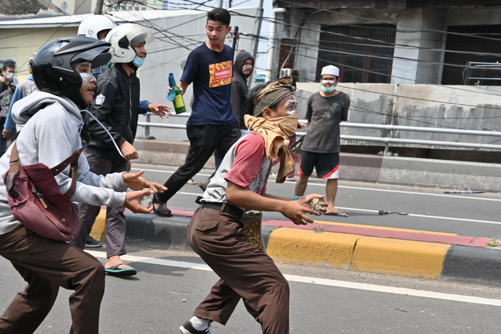 Người biểu tình đụng độ với cảnh sát tại Jakarta, Indonesia, ngày 22/5/2019. (Ảnh: AFP/ TTXVN)
