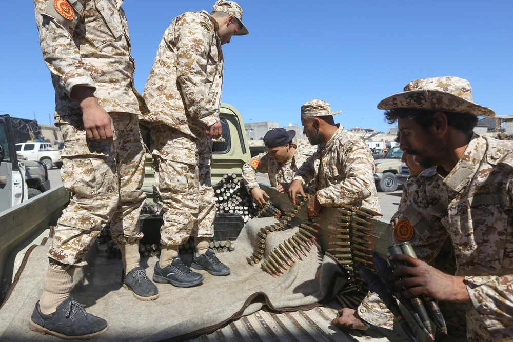 Lực lượng trung thành với Chính phủ Đoàn kết dân tộc Libya (GNA) kiểm tra đạn dược trước cuộc giao tranh với lực lượng tự xưng Quân đội quốc gia Libya (LNA) tại khu vực ngoại ô Tripoli, Libya, ngày 8/4/2019. (Ảnh: AFP/TTXVN)