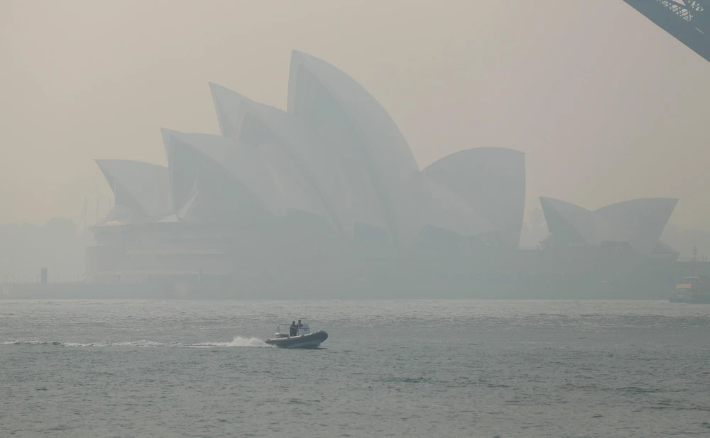 Khói mù ô nhiễm bao phủ dày đặc tại Sydney, Australia, ngày 21/11/2019. (Ảnh: THX/TTXVN)