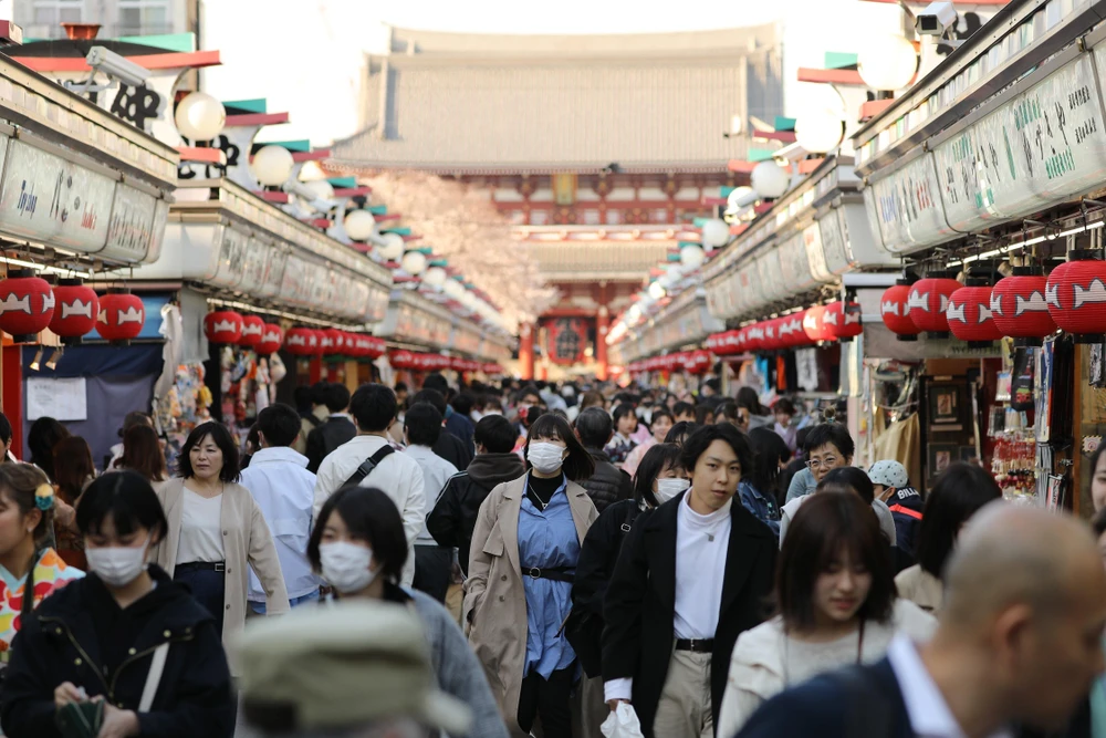 Người dân đeo khẩu trang phòng tránh lây nhiễm COVID-19 tại Tokyo, Nhật Bản. (Ảnh: THX/TTXVN)