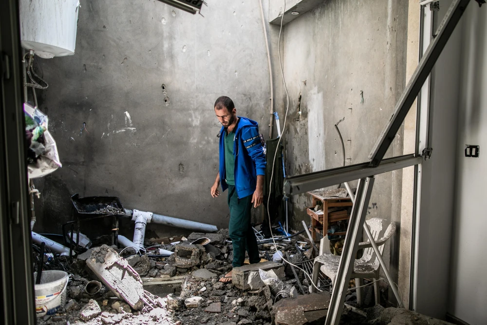 Một ngôi nhà bị hư hại sau vụ tấn công ở Tripoli, Libya ngày 1/5/2020. (Ảnh: THX/TTXVN)