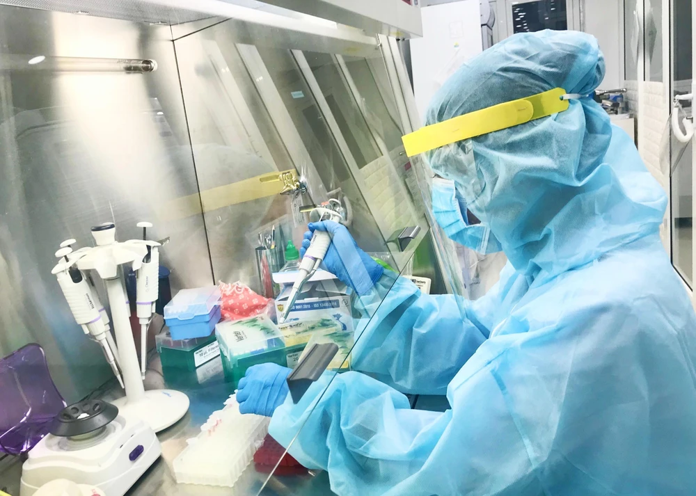 Nhân viên y tế của Trung tâm Chẩn đoán y khoa kỹ thuật cao Thiện Nhân Đà Nẵng thực hiện xét nghiệm sàng lọc virus SARS-CoV-2 . (Ảnh: TTXVN)