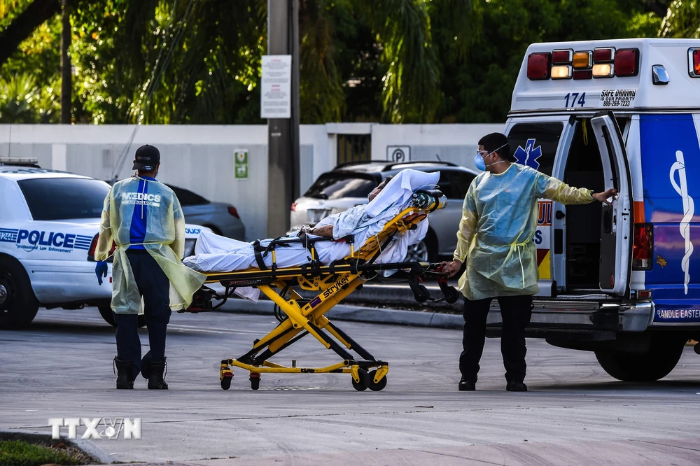 Chuyển bệnh nhân COVID-19 tới bệnh viện ở Coral Gables, gần Miami, Mỹ, ngày 30/7/2020. (Ảnh: AFP/TTXVN)