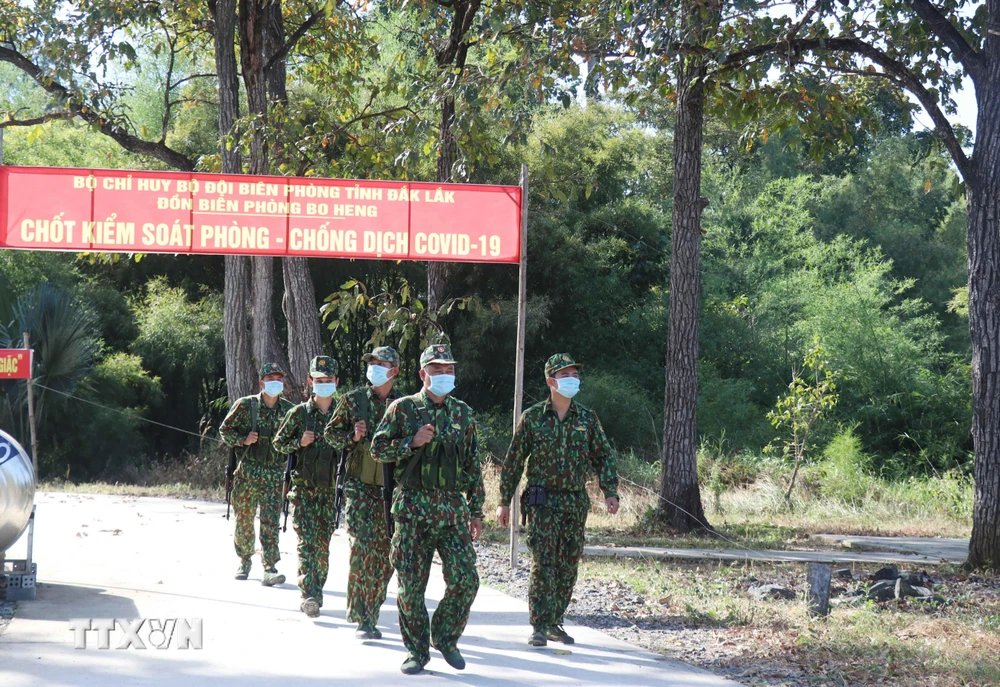 Các chiến sỹ Đồn Biên phòng Bo Heng tuần tra, kiểm soát khu vực biên giới. (Ảnh: Tuấn Anh/TTXVN)
