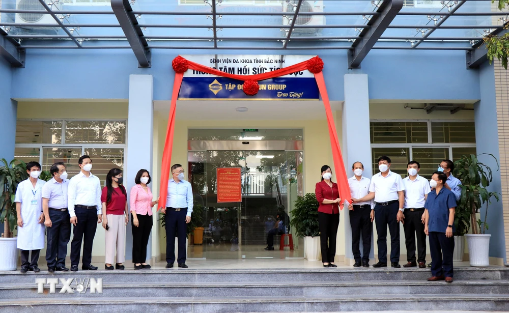 Lãnh đạo tỉnh Bắc Ninh và Tập đoàn SunGroup thực hiện nghi thức tiếp nhận Trung tâm Hồi sức tích cực ICU. (Ảnh: Đinh Văn Nhiều/TTXVN)