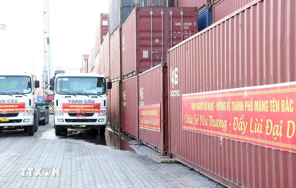 15 container với hơn 290 tấn hàng hóa lương thực, thực phẩm tại cảng Bến Nghé, Thành phố Hồ Chí Minh. (Ảnh: Xuân Khu-TTXVN)