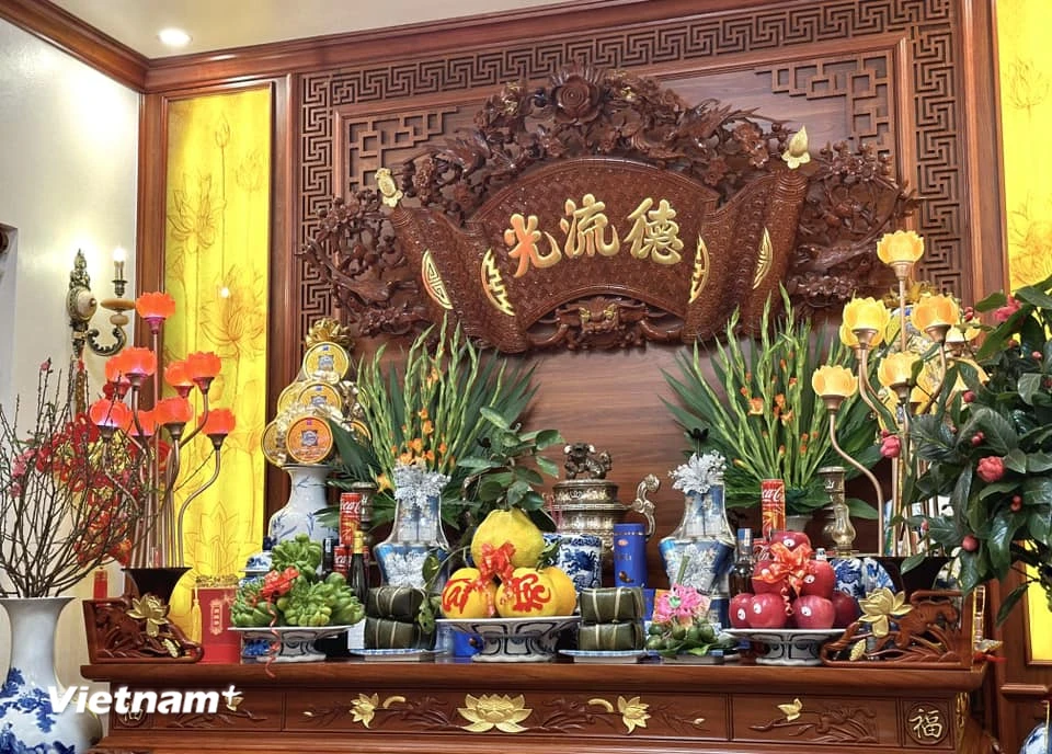 Ý nghĩa thiêng liêng của bàn thờ gia tiên trong gia đình người Việt |  Vietnam+ (VietnamPlus)