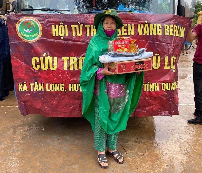Hội Từ thiện Sen vàng Berlin trên đường đi cứu trợ đồng bào bão lụt tại Quảng Trị. (Ảnh: PV/Vietnam+)