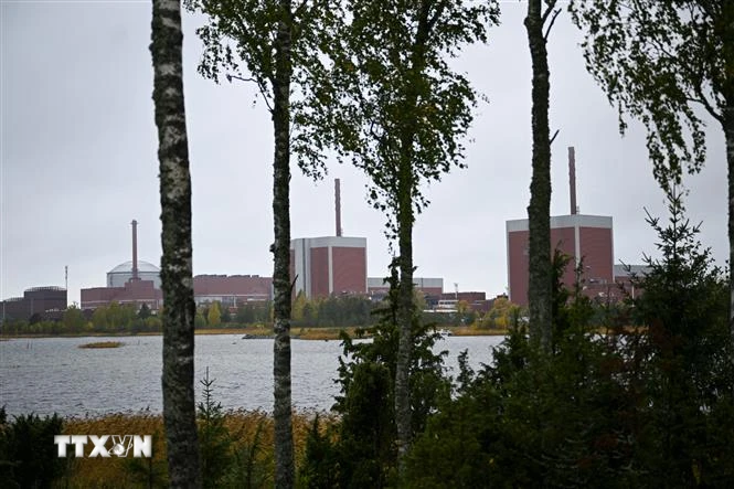 Lò phản ứng hạt nhân Olkiluoto 3 (trái) tại đảo Eurajoki, miền Tây Phần Lan, ngày 6/10/2022. (Ảnh: AFP/TTXVN)