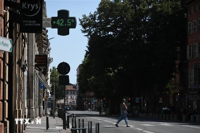 Nhiệt kế ngoài trời chỉ mức nhiệt 42,5°C tại Toulouse, miền nam nước Pháp, ngày 17/7/2022. (Ảnh: AFP/TTXVN)