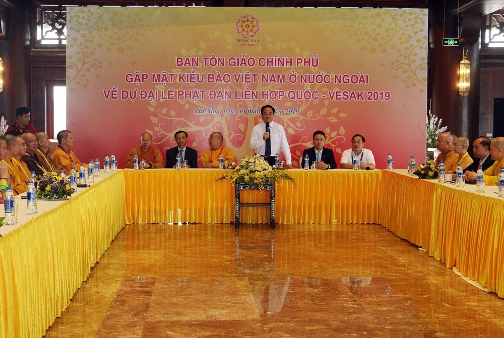 Trưởng Ban Tôn giáo Chính phủ Vũ Chiến Thắng phát biểu tại buổi gặp mặt kiều bào Việt Nam ở nước ngoài. (Ảnh: Nguyễn Dân/TTXVN) 
