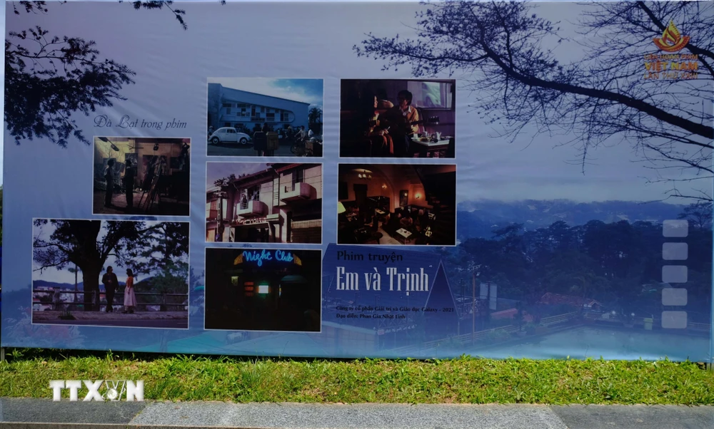 Bối cảnh một bộ phim được quay tại Đà Lạt được giới thiệu tại triển lãm “Đà Lạt – Khơi nguồn cảm hứng điện ảnh.” (Ảnh: Nguyễn Dũng/TTXVN)