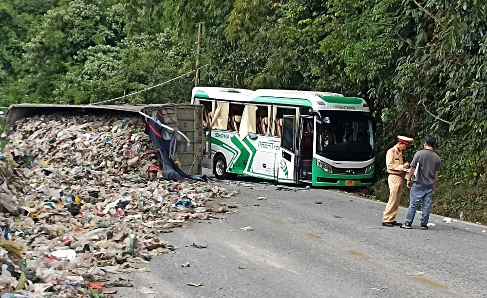 Xe chở rác va chạm xe khách ở đèo Bảo Lộc, một số du khách nước ngoài bị thương- Ảnh 1.