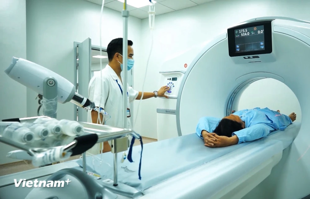 Các bác sỹ xạ trị cho bệnh nhân điều trị tại Bệnh viện K. (Ảnh: PV/Vietnam+)