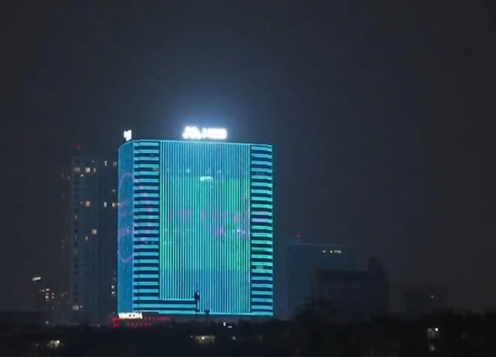 Tại Việt Nam, trong tối nay nhiều tòa nhà được thắp sáng màu xanh. (Ảnh: UNICEF)