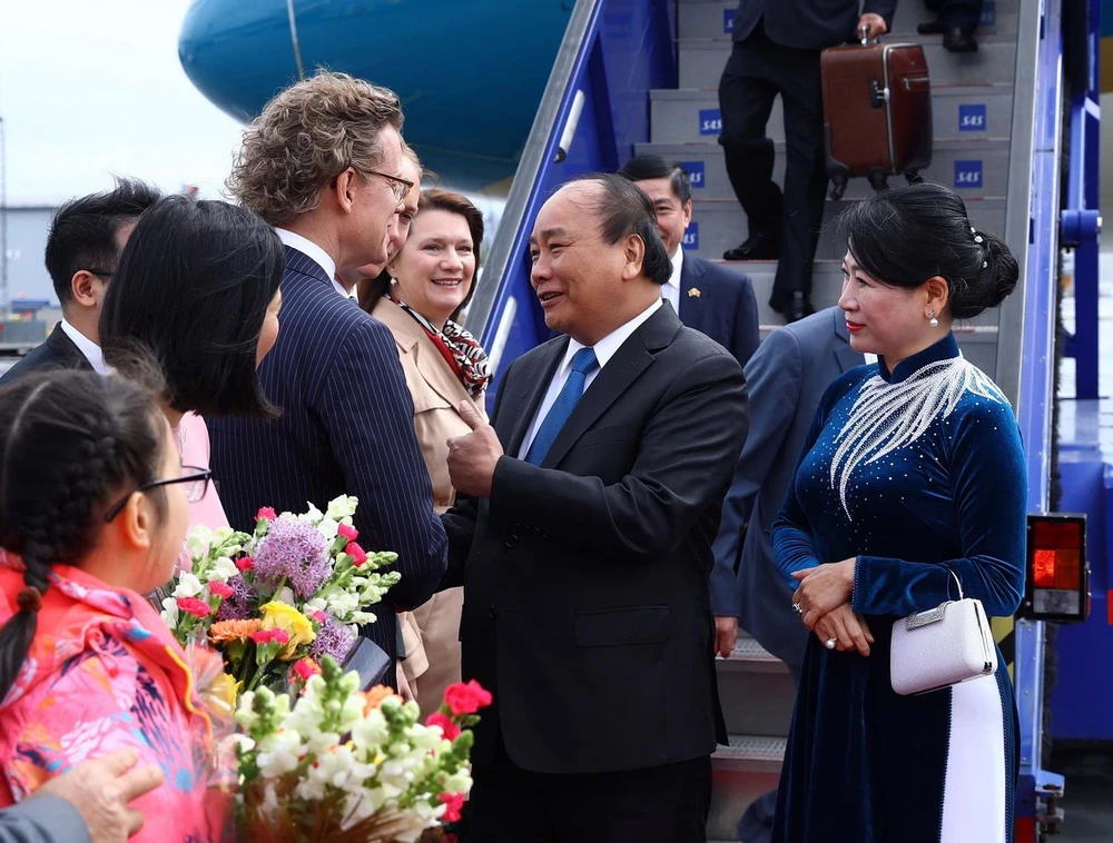  Bộ trưởng Thương mại và các vấn đề Bắc Âu của Thụy Điển Ann Linde và Đại sứ Thụy Điển tại Việt Nam Pereric Högberg đón Thủ tướng Nguyễn Xuân Phúc và Phu nhân tại sân bay quốc tế Stockholm Arlanda. (Ảnh: Thống Nhất/TTXVN)