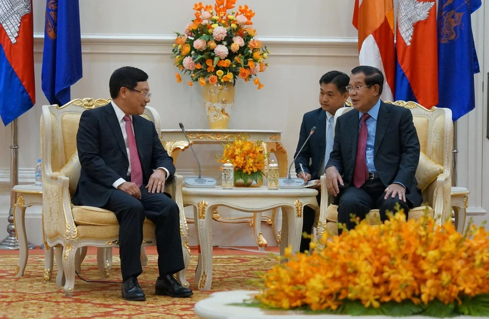 Thủ tướng Hun Sen tiếp Phó Thủ tướng, Bộ trưởng Bộ Ngoại giao Phạm Bình Minh. (Ảnh: Trần Long-Minh Hưng/TTXVN)
