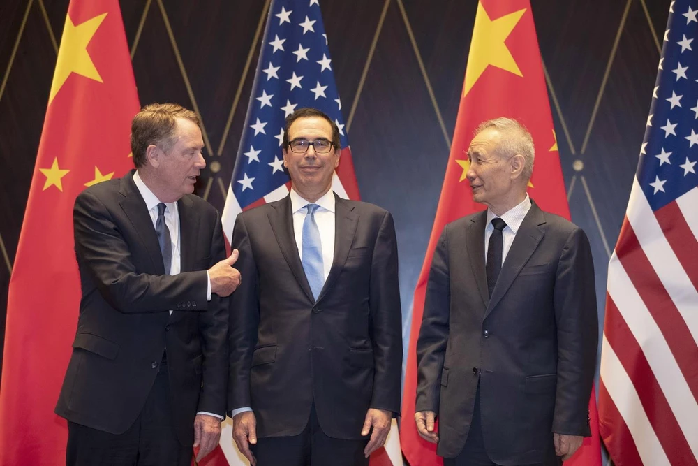 Đại diện Thương mại Mỹ Robert Lighthizer, Bộ trưởng Tài chính Mỹ Steven Mnuchin và Phó Thủ tướng Trung Quốc Lưu Hạc tại vòng đàm phán thương mại ở Thượng Hải ngày 31/7 vừa qua. (Ảnh: AFP/TTXVN)