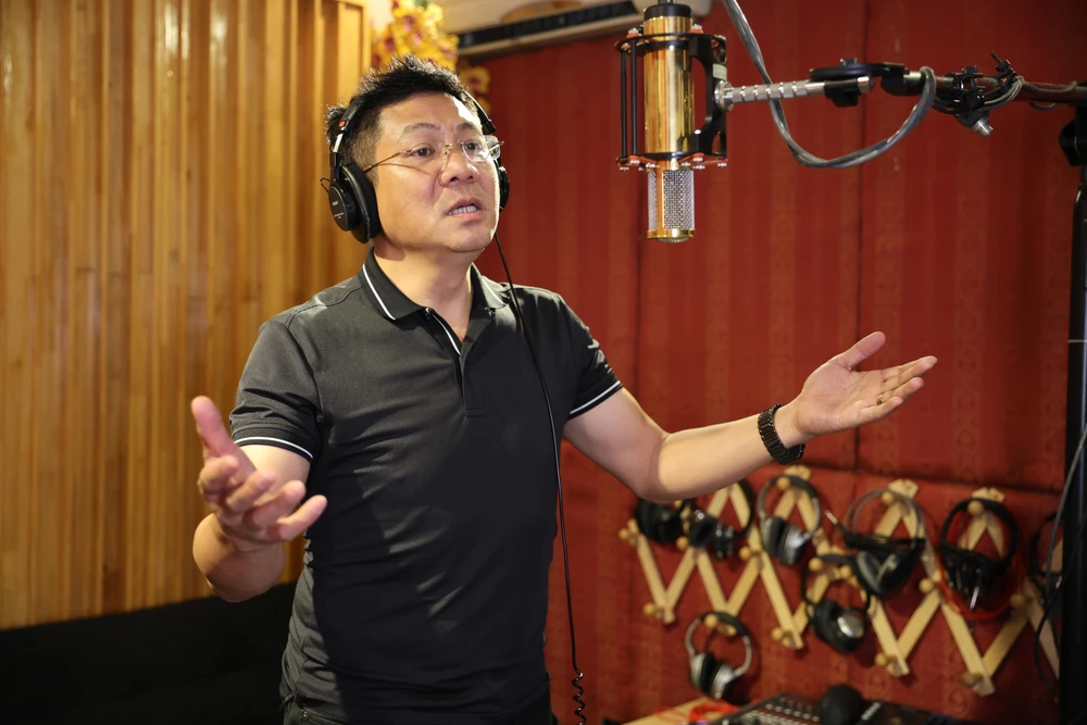 Nghệ sỹ nhân dân Quốc Hưng thu âm bài hát để tri ân những y bác sỹ đang căng mình chống dịch. (Ảnh: NVCC)
