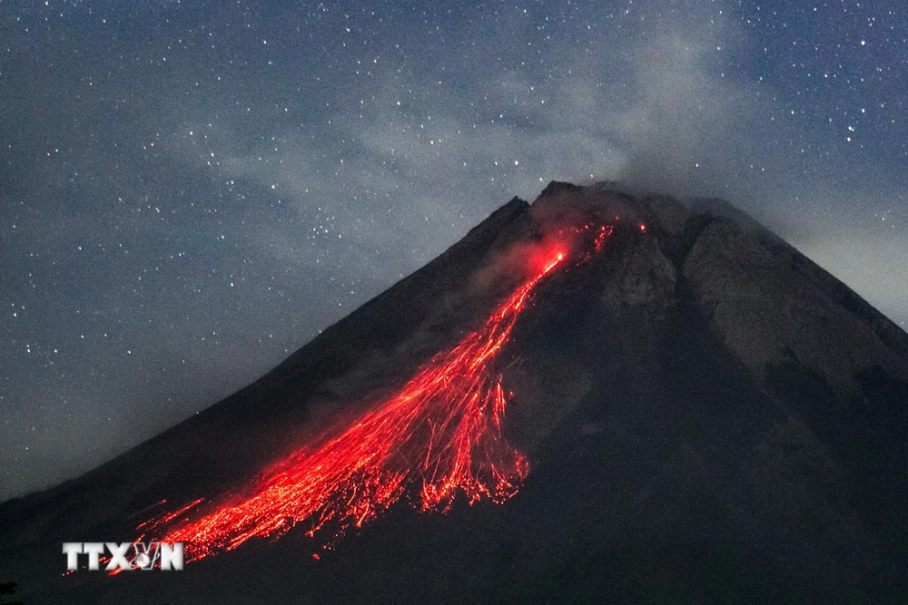 Núi lửa phun trào ở Indonesia: 11 người leo núi thiệt mạng- Ảnh 1.