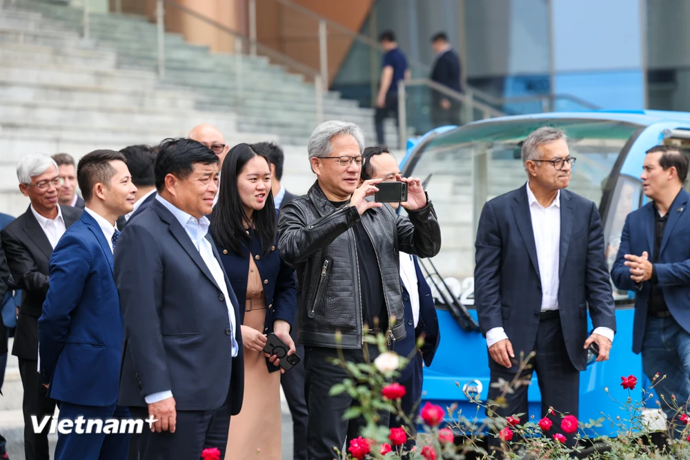 Chủ tịch NVIDIA thăm không gian Đổi mới Sáng tạo lớn nhất Việt Nam | Vietnam+ (VietnamPlus)