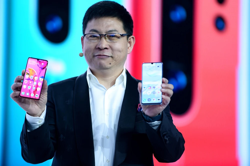 Giám đốc điều hành Huawei Richard Yu giới thiệu điện thoại P30 và P30 Pro tại Paris, Pháp, ngày 26/3/2019. (Nguồn: AFP/ TTXVN)