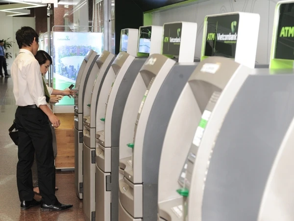 Vietcombank tăng gấp đôi hạn mức rút tiền ATM mỗi lần giao dịch | Vietnam+ (VietnamPlus)