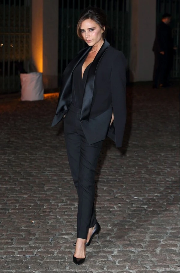 Victoria Beckham ra phố với trang phục cut-out gợi cảm