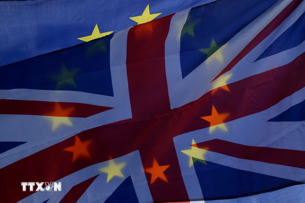 Cờ Anh (phía trước) và cờ EU tại thủ đô London, Anh, ngày 15/1. (Ảnh: THX/TTXVN) 