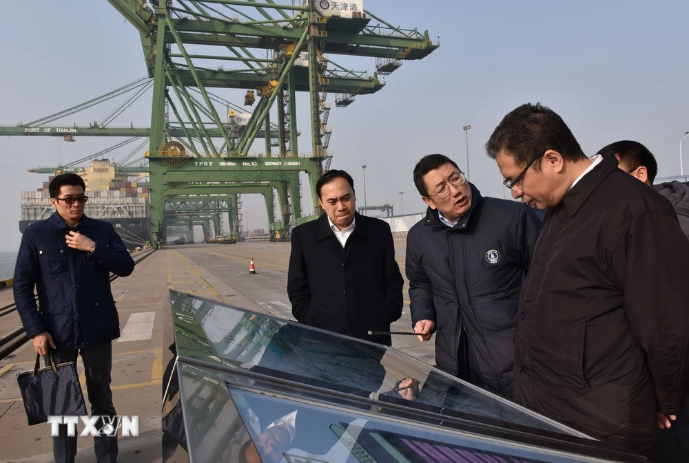 Đại sứ Đặng Minh Khôi thăm cảng Thiên Tân. (Ảnh: Anh Tuấn/TTXVN)