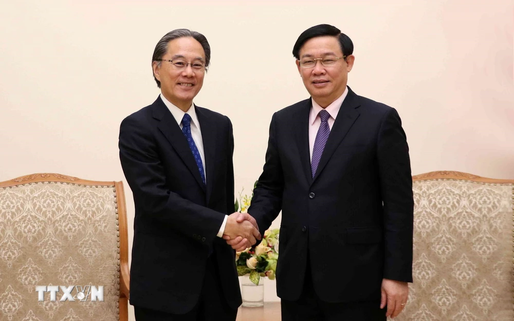 Phó Thủ tướng Vương Đình Huệ tiếp Chủ tịch Công ty dịch vụ tài chính Aeon của Nhật Bản. (Ảnh: Văn Điệp/TTXVN)