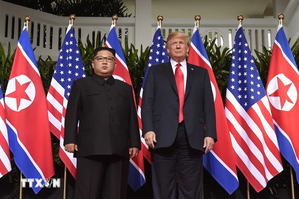 Tổng thống Mỹ Donald Trump (phải) trong cuộc gặp Chủ tịch Triều Tiên Kim Jong-un tại Singapore. (Ảnh: AFP/TTXVN)