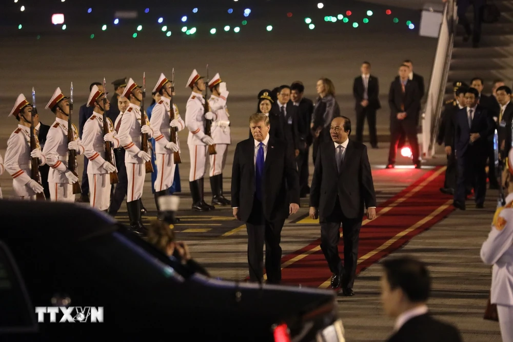 Bộ trưởng, Chủ nhiệm Văn phòng Chính phủ Mai Tiến Dũng tháp tùng Tổng thống Mỹ Donald Trump ra xe để rời sân bay Nội Bài, di chuyển về khách sạn Marriott JW. (Ảnh: Phương Hoa/TTXVN)