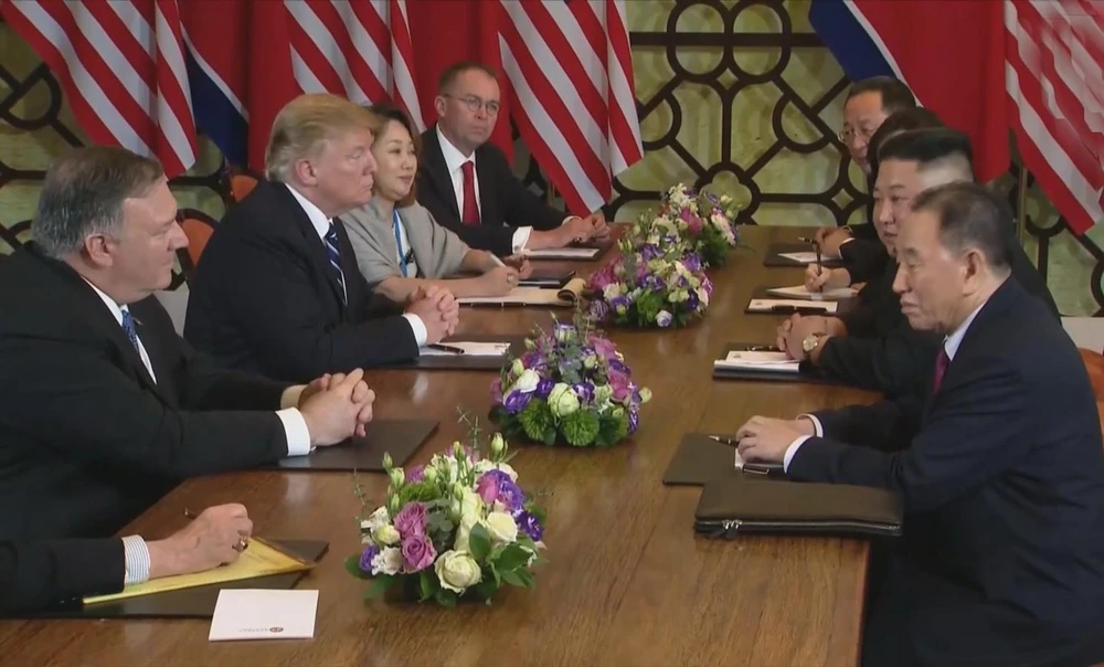 Tổng thống Mỹ Donald Trump (thứ 2, trái) và Chủ tịch Triều Tiên Kim Jong-un (thứ 2, phải) tại cuộc họp mở rộng với các quan chức hai nước trong ngày thứ hai của Hội nghị thượng đỉnh Mỹ-Triều lần hai ở Hà Nội, ngày 28/2. (Ảnh: AFP/TTXVN)