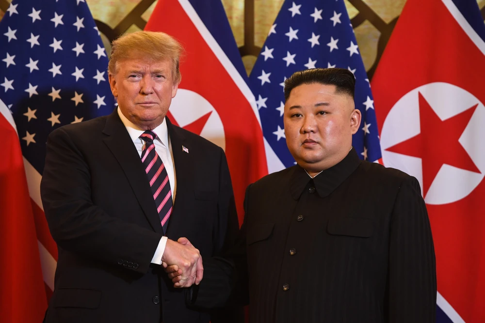 Tổng thống Mỹ Donald Trump (trái) trong cuộc gặp Chủ tịch Triều Tiên Kim Jong-un tại ngày làm việc đầu tiên của Hội nghị thượng đỉnh Mỹ-Triều lần hai ở Hà Nội. (Ảnh: AFP/TTXVN)