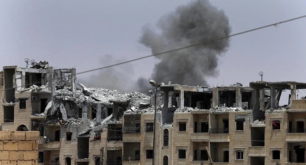 Cảnh đổ nát sau các vụ không kích vào Syria. (Nguồn: AP)