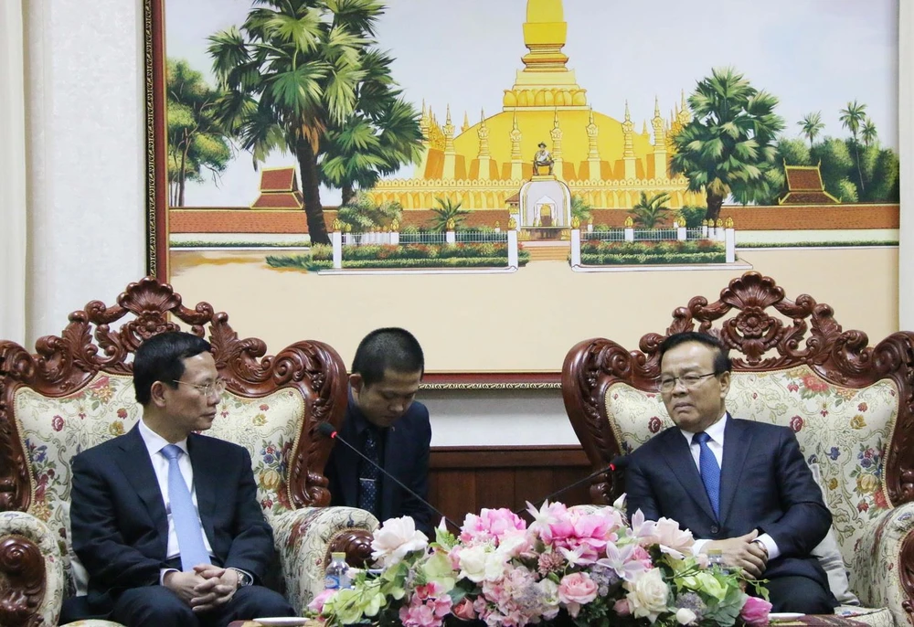 Phó Thủ tướng Lào Somedee Duangdee (phải) tiếp Bộ trưởng Bộ Thông tin và Truyền thông Việt Nam Nguyễn Mạnh Hùng. (Ảnh: Xuân Tú/TTXVN)