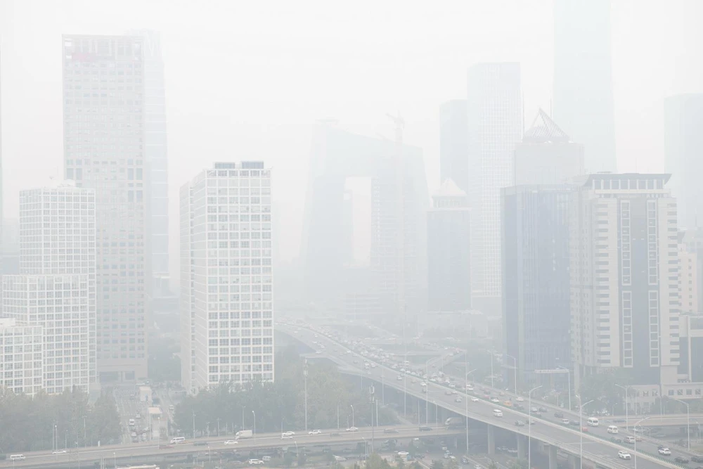Khói mù ô nhiễm bao phủ thành phố Bắc Kinh, Trung Quốc ngày 15/10/2018. (Ảnh: AFP/TTXVN)