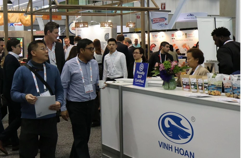 Gian trưng bày của doanh nghiệp Việt Nam thu hút sự chú ý của đối tác nước ngoài. (Ảnh: Hải Vân/TTXVN)