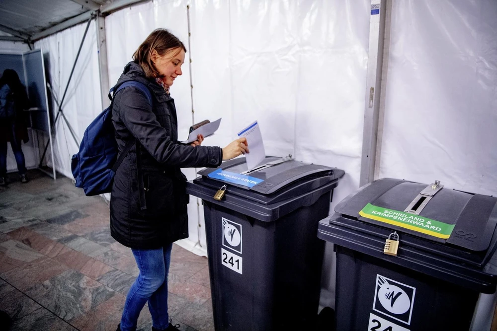 Cử tri bỏ phiếu trong cuộc bầu cử địa phương tại một điểm bầu cử ở Rotterdam, Hà Lan. (Ảnh: AFP/TTXVN)